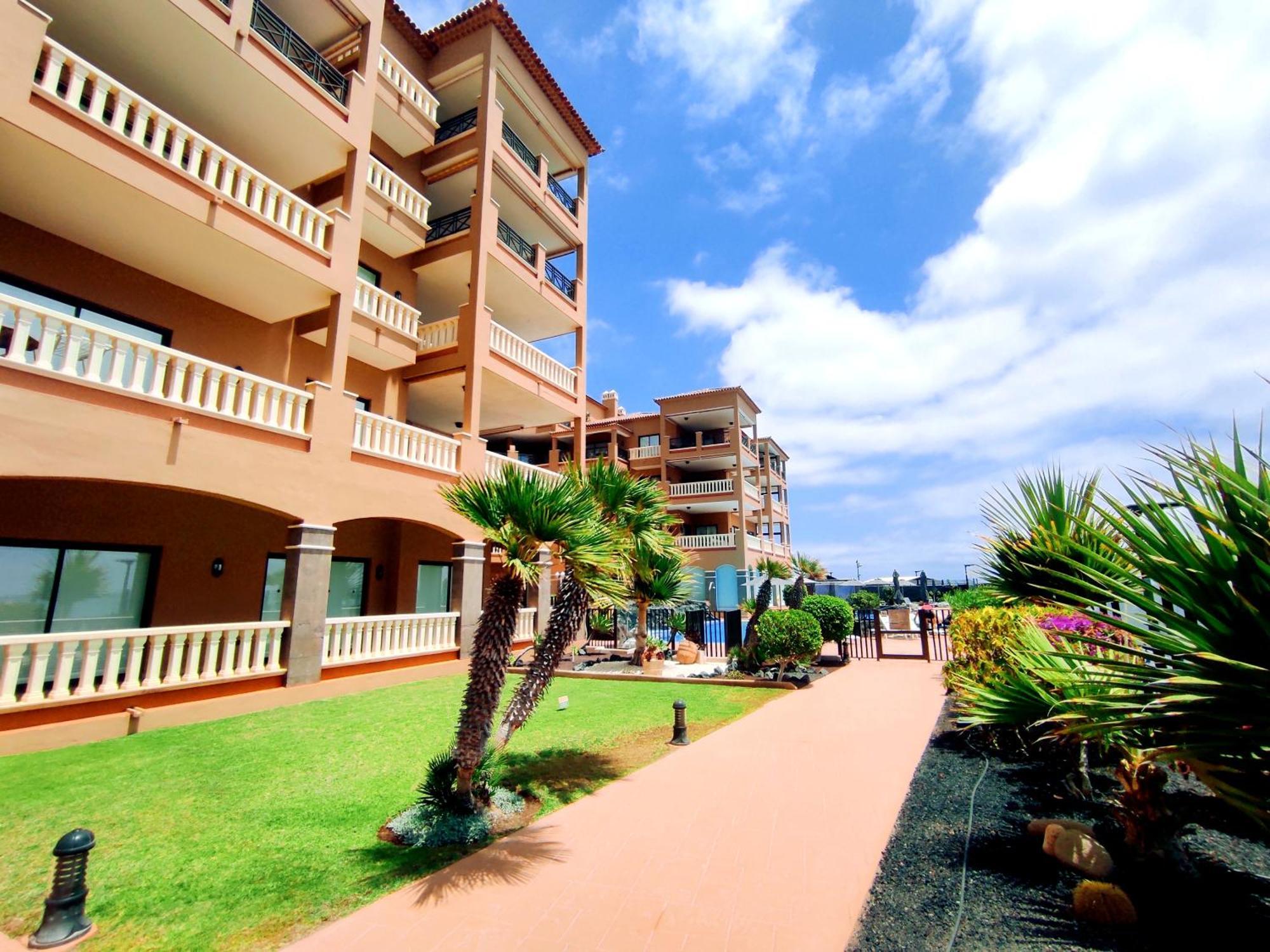 El Nautico Suites, The Beachfront Paradise 圣米格尔德阿沃纳 外观 照片